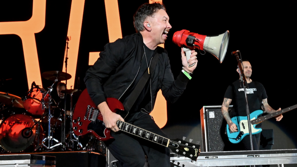 Tim McIlrath mit Rise Against beim KROQ Almost Acoustic Christmas am 13. Dezember 2025 im Kia Forum in Inglewood